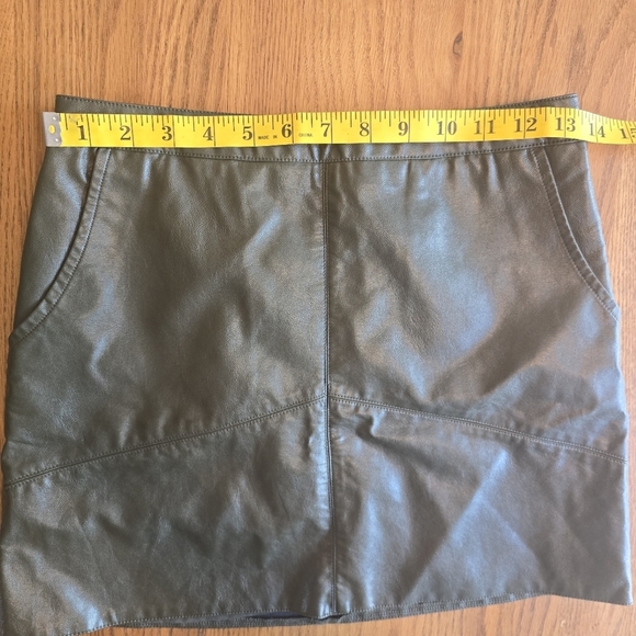 JUN & IVY Womens Olive Faux Leather Vegan Mini Skirt Size Small - Picture 4 of 7